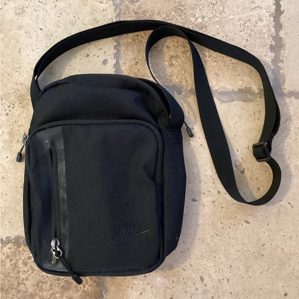 Nike Core Small Item Sling Bag Black Crossbody Adjustable Flight Messenger Adult